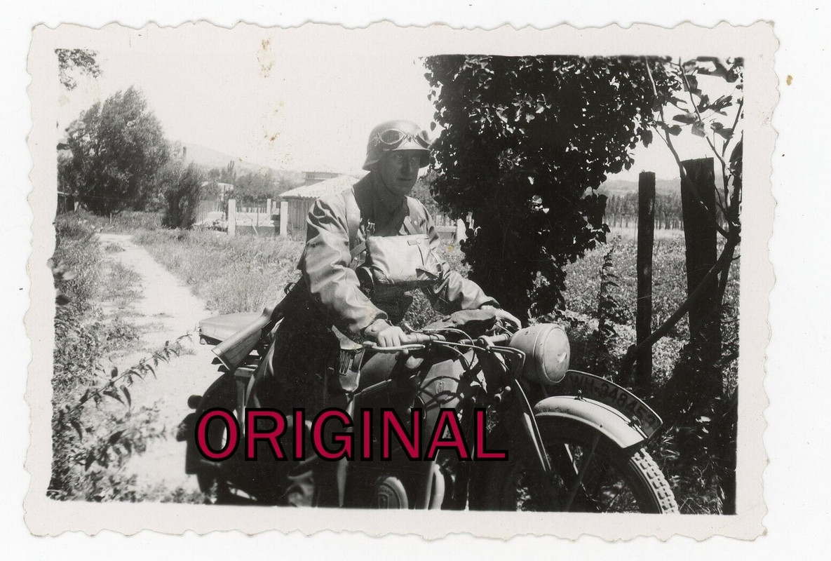 Orig Foto 1944 Kradmelder der Wehrmacht mit Motorrad Zündapp in Süd Frankreich