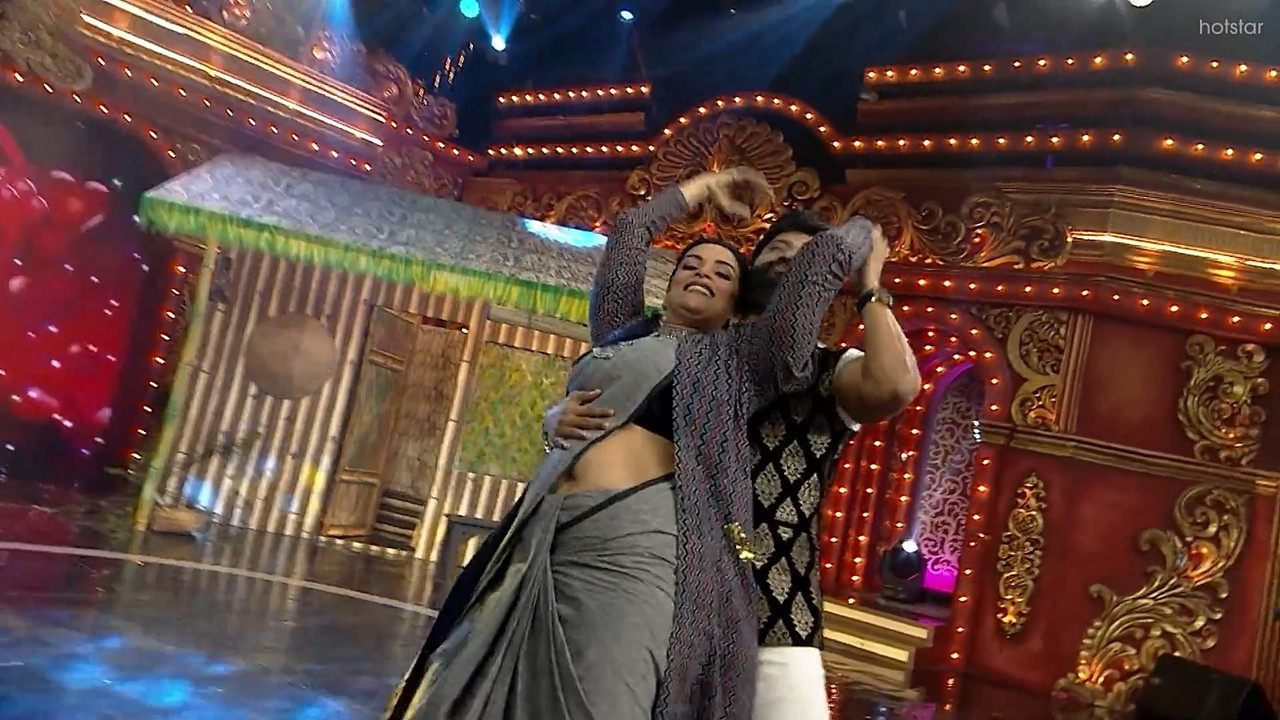 Shweta Menon Sizzling Navel show in Saree-Comedy Stars.mkv_snapshot_02.18.483