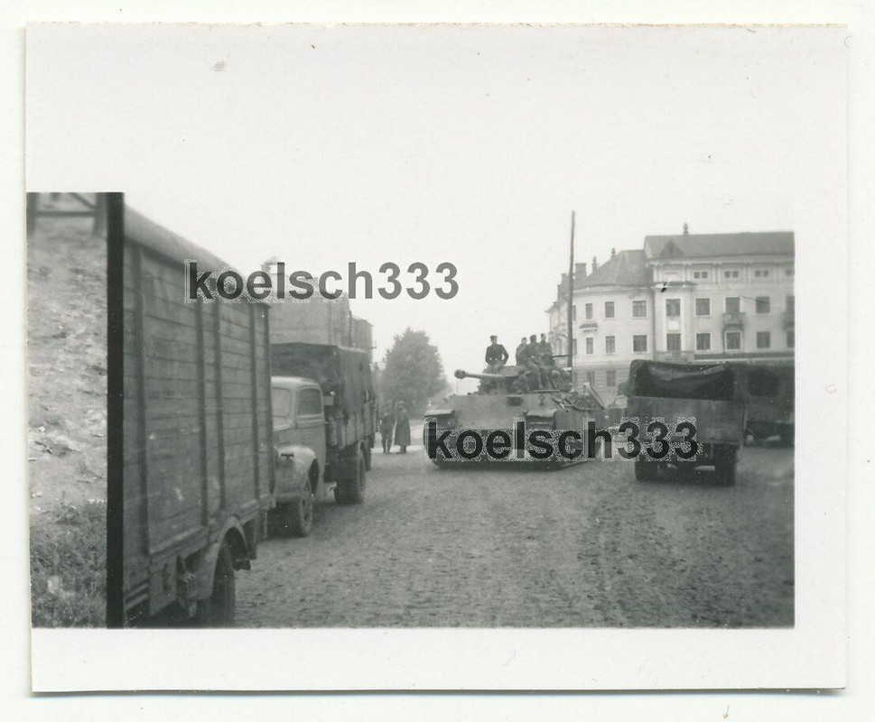 Foto Panzermänner auf einem Panther Panzer V in einer Stadt im Westen
