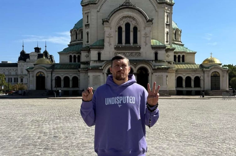 Олександр Усик е на посещение в София