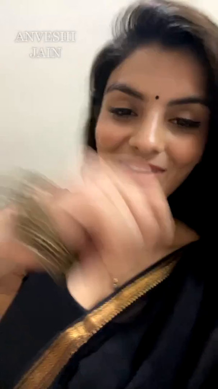 [Image: Anveshi-Jain-Black-Saree-Live-mp4-0010.jpg]