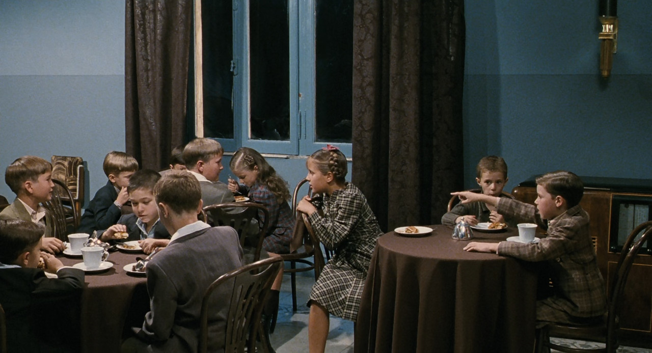 Life Is Beautiful (1997).mkv_snapshot_01.30.12_[2018.01.27_18.16