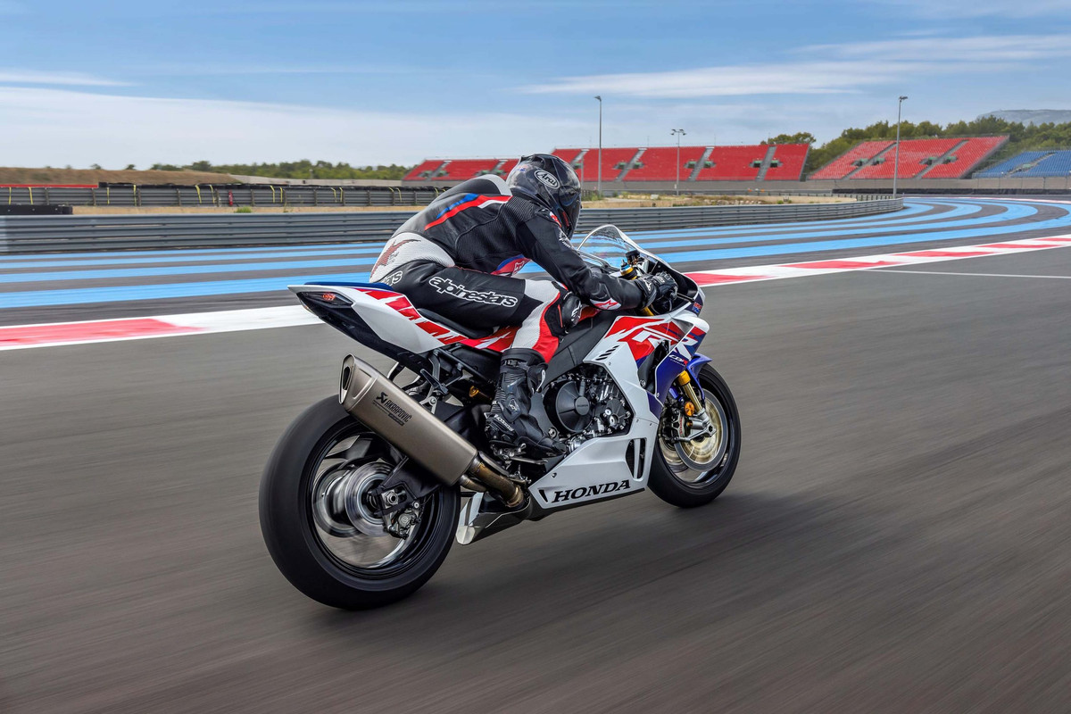 Спортбайк Honda CBR1000RR-R Fireblade SP 30th Anniversary 2022