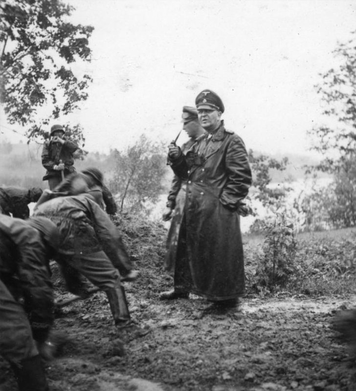 Soldados de la SS-Division Totenkopf con su comandante más famoso, Theodor Eicke, durante el avance sobre Demjansk, 23 de septiembre de 1941 Soldados de la SS-Division Totenkopf con su comandante más famoso, Theodor Eicke, durante el avance sobre Demjansk, 23 de septiembre de 1941