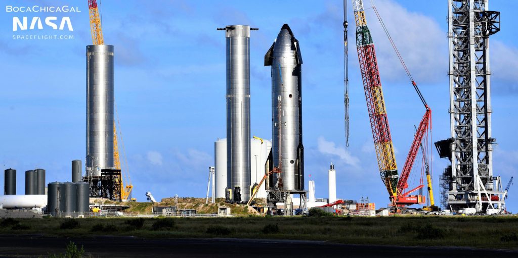 SpaceX alista grúa gigante para montar primera torre de lanzamiento de Starship