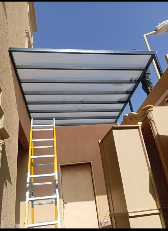 برجولة مع أعمدة خشبية