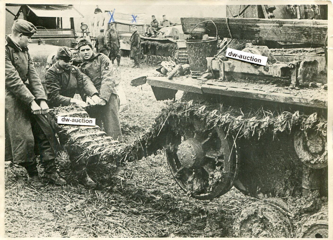 Sturmgeschütz beim Kettenwechsel