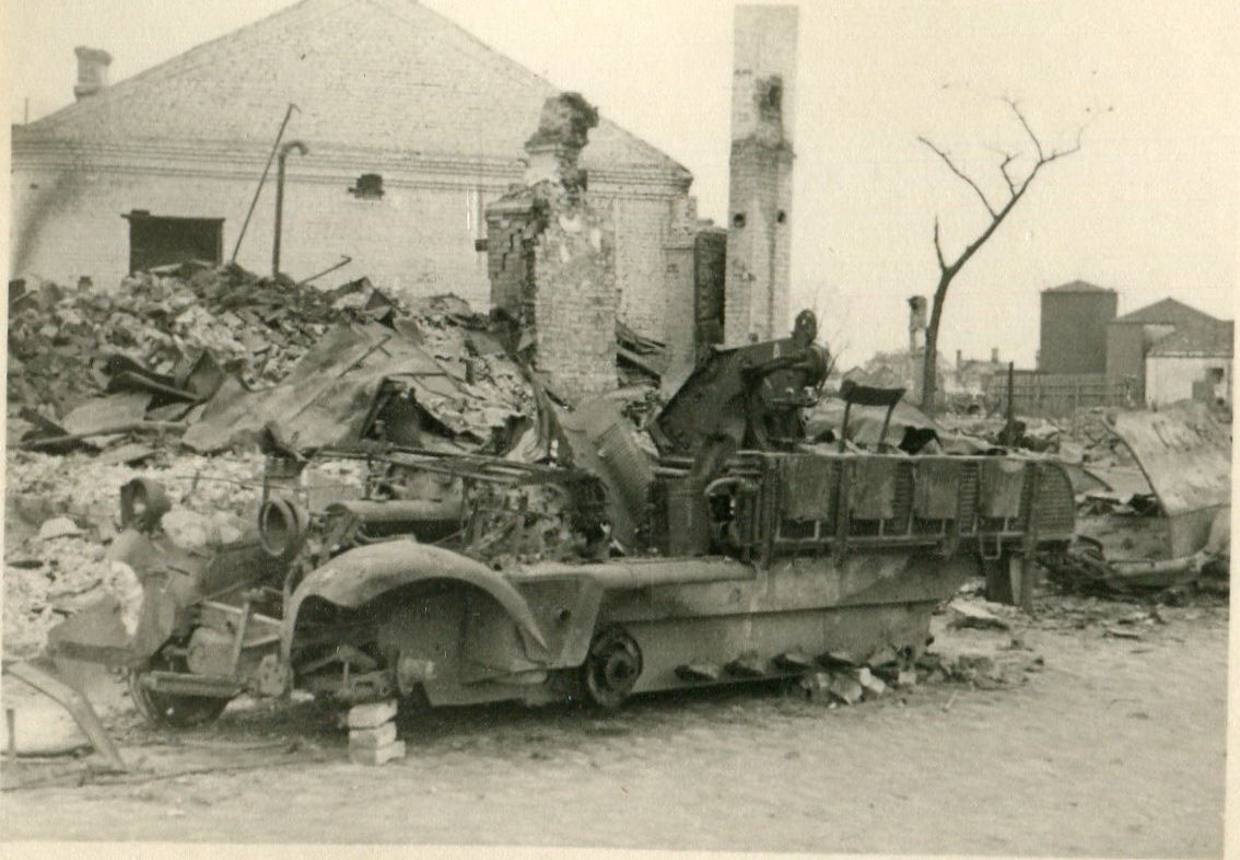 2 WK Foto Panzerspähwagen zerstört