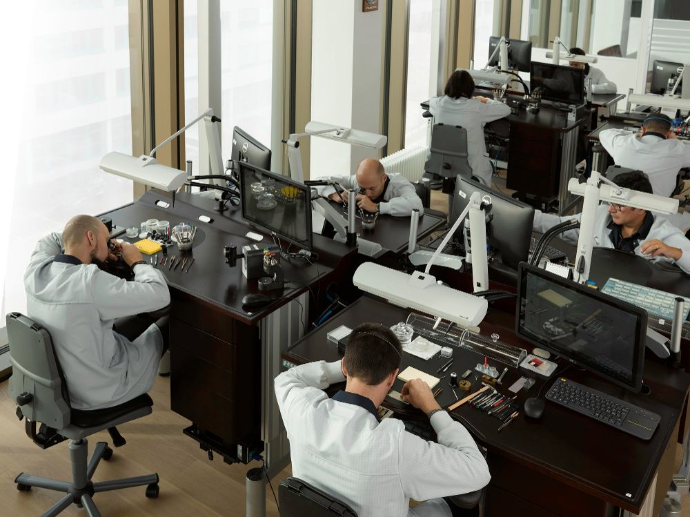 https://i.postimg.cc/C5LkqRsH/watchmakers-in-action-at-the-panerai-manufacture-in-neuch-tel.jpg