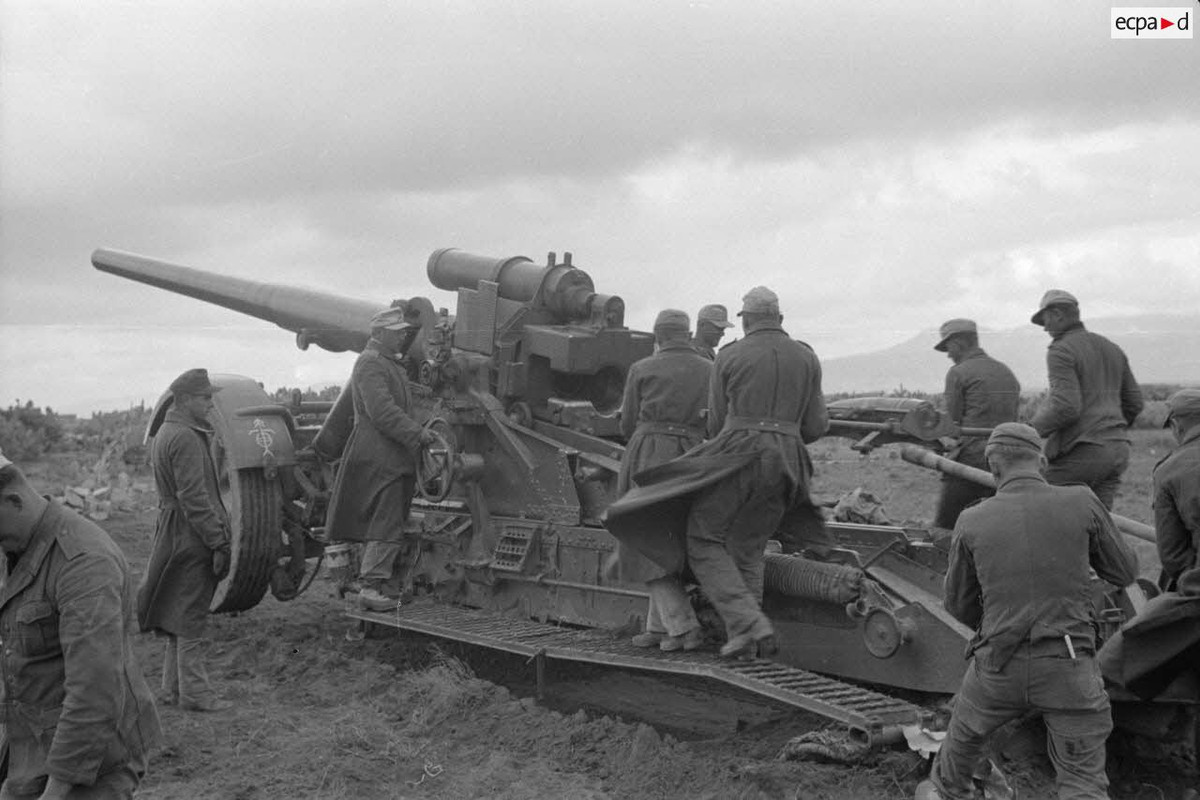 Une pièce de 17 cm K18 appartenant au Afrika-Artillerie-Regiment 2 sous le commandement d'un Leutnan