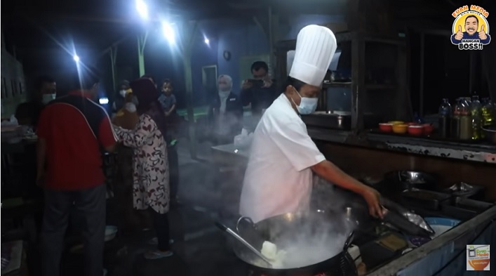 Chef Yahdi ketika memasak di kedai miliknya Bakmi Ken Arok.