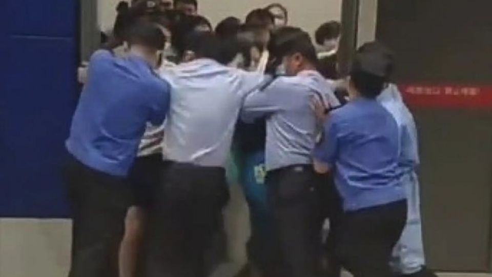 VIDEO: Tras detectar un caso de Covid-19 en China, clientes tratan de evitar confinamiento en Ikea