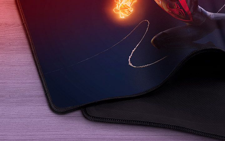 Mouse Pad Gaming Xtech Spider-Man en un escritorio.