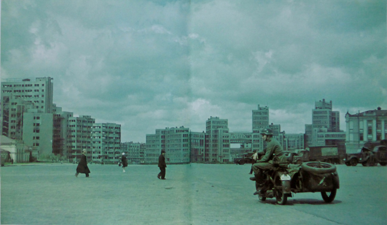 Немецкий мотоциклист на площади Дзержинского (ныне площадь Свободы) в захваченном немецкими войсками