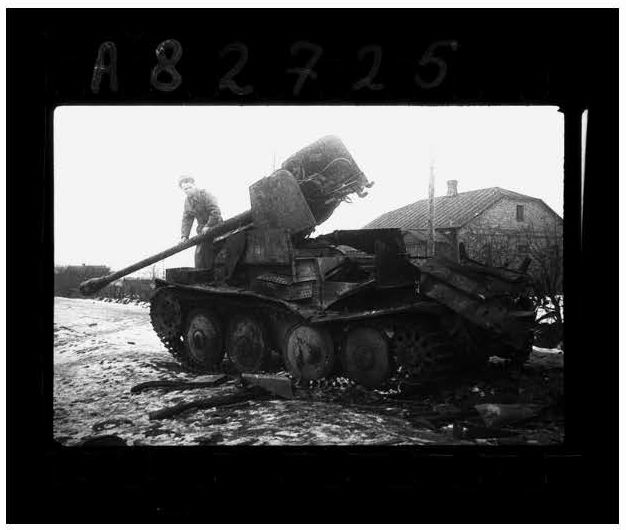 ?азвороченный немецкий танк.