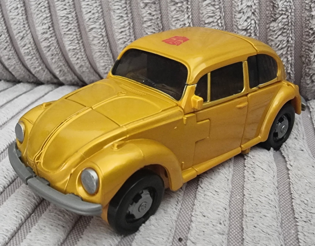 Buzzworthy-Bumblebee-Creatures-Collide-Goldbug-01