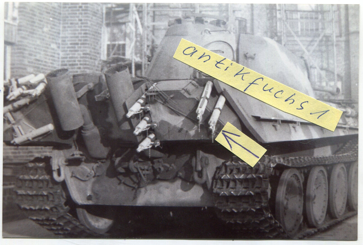 Foto-Abzug nach 1945 (1) Panzer Panther mit Flammenwerfer-Abwehr in Wildau 1943,