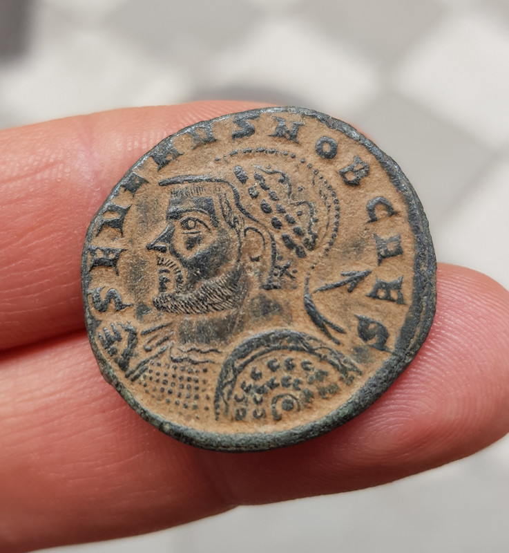 Nummus de Severo II. VIRTVS AVGG ET CAESS NN. Emperador a caballo. Aquilea. Barbudo con casco 20210420-202554