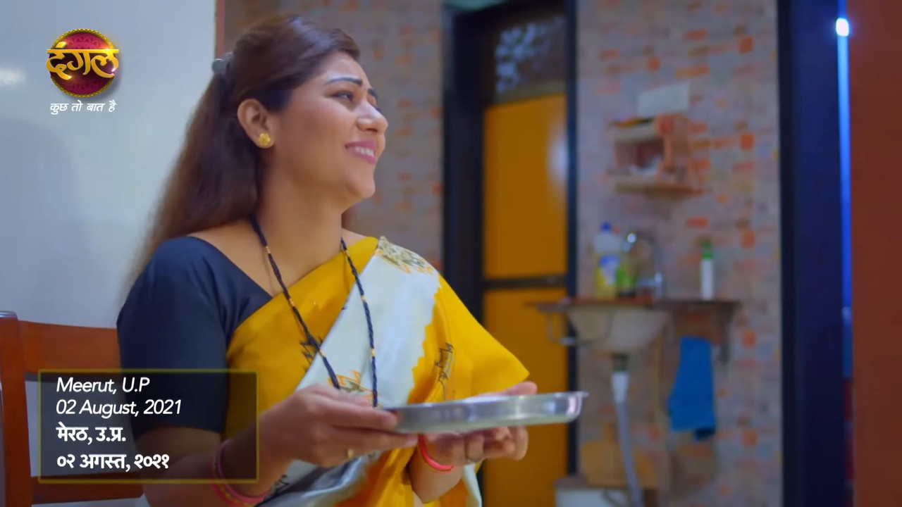 chubby serial actress sexy navel slips in saree.mkv_snapshot_00.00.542