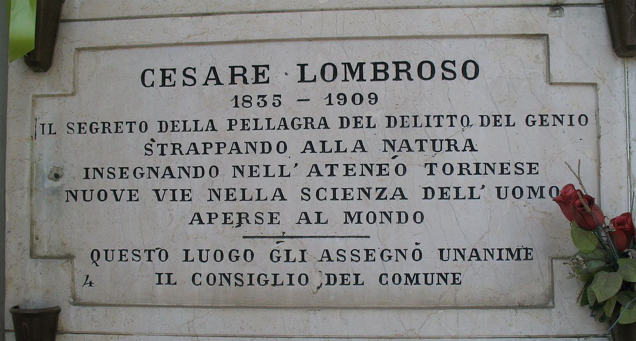 1280px-Lapide-Cesare-Lombroso-Cimitero-monumentale-Torino