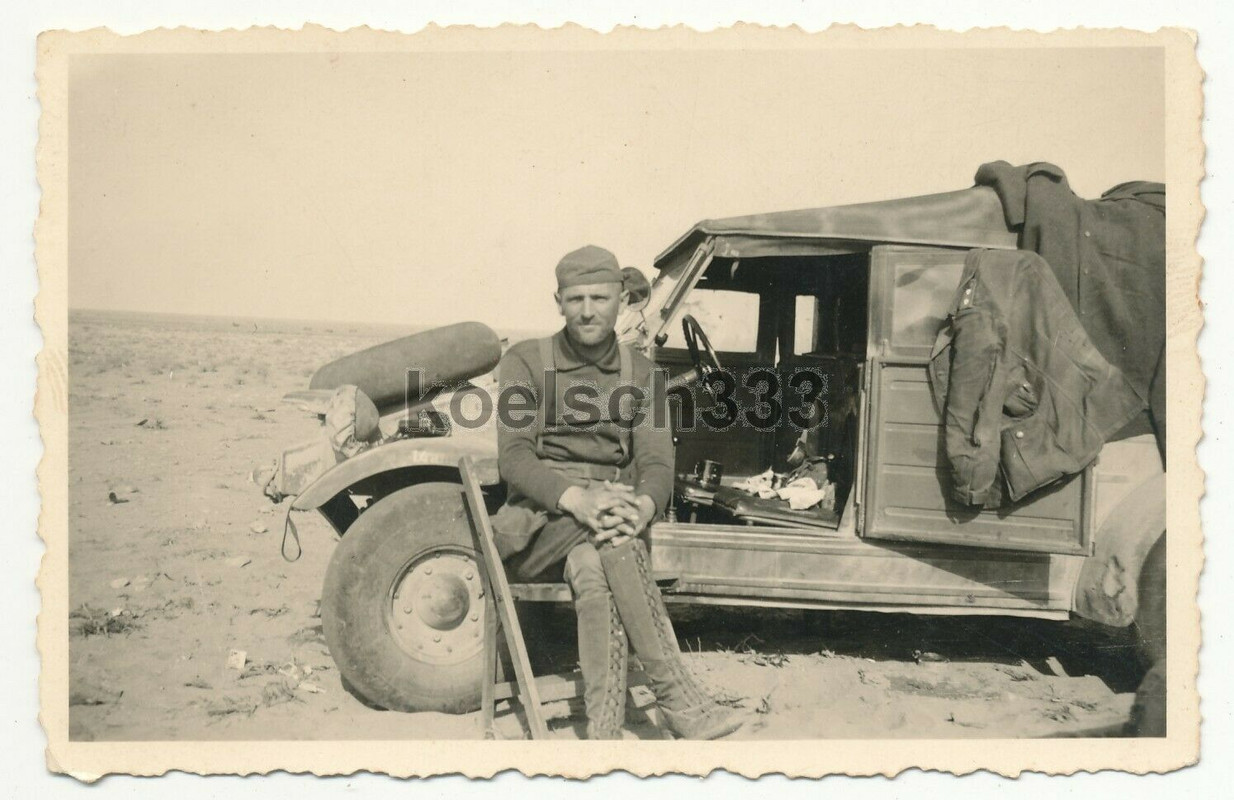 Foto Afrika Korps Soldat am VW Kübelwagen mit Ballonreifen ! Cap