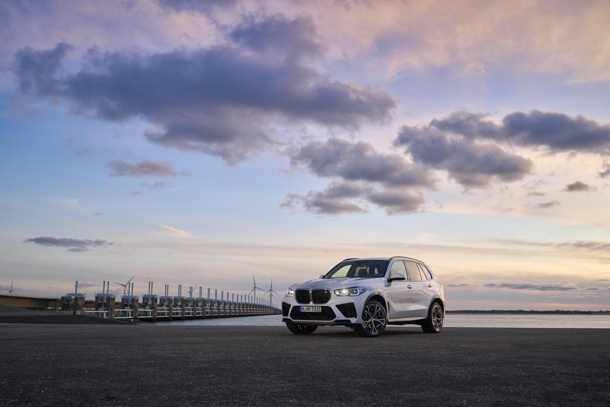 P90494403_highRes_bmw-ix5-hydrogen-on-