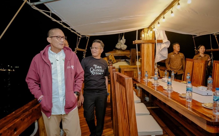 Sandiaga Uno saat meninjau Pinisi Kenzo yang akan beroperasi di kawasan wisata Danau Toba.