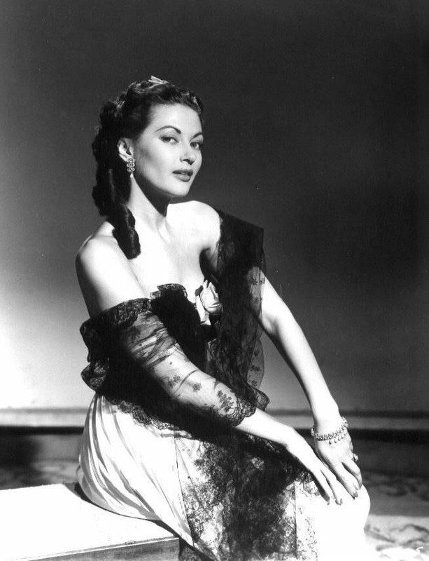 Yvonne_De_Carlo_b36