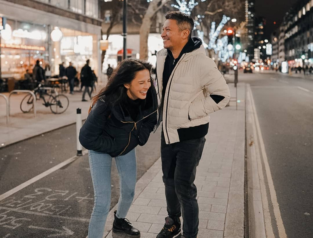 Gading Marten dan Juria Hartmans berpose di tengah jalan