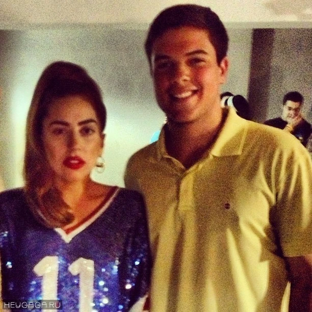 11-2-12-Meeting-with-fans-in-San-Juan-00