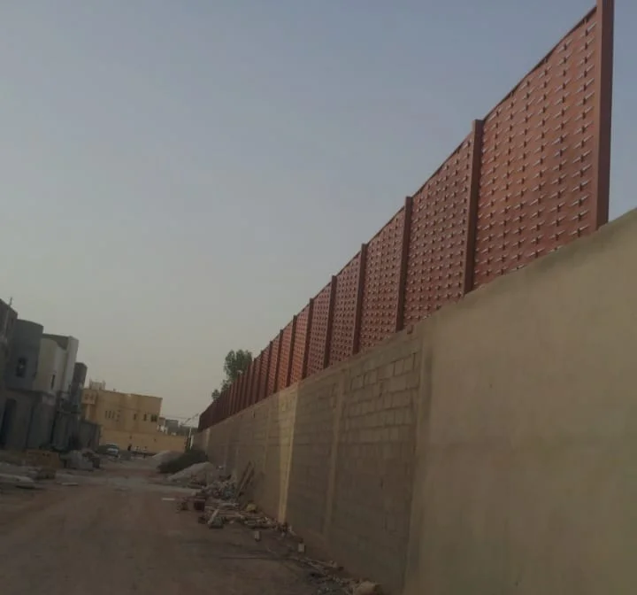 ساتر مع أعمدة