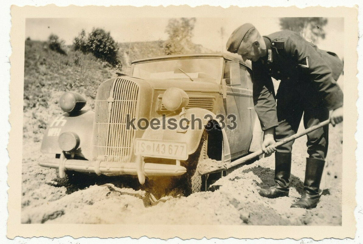 Foto Kraftfahrer mit Schaufel am steckengebliebenen PKW der Panzer Gr. 3 Rußland