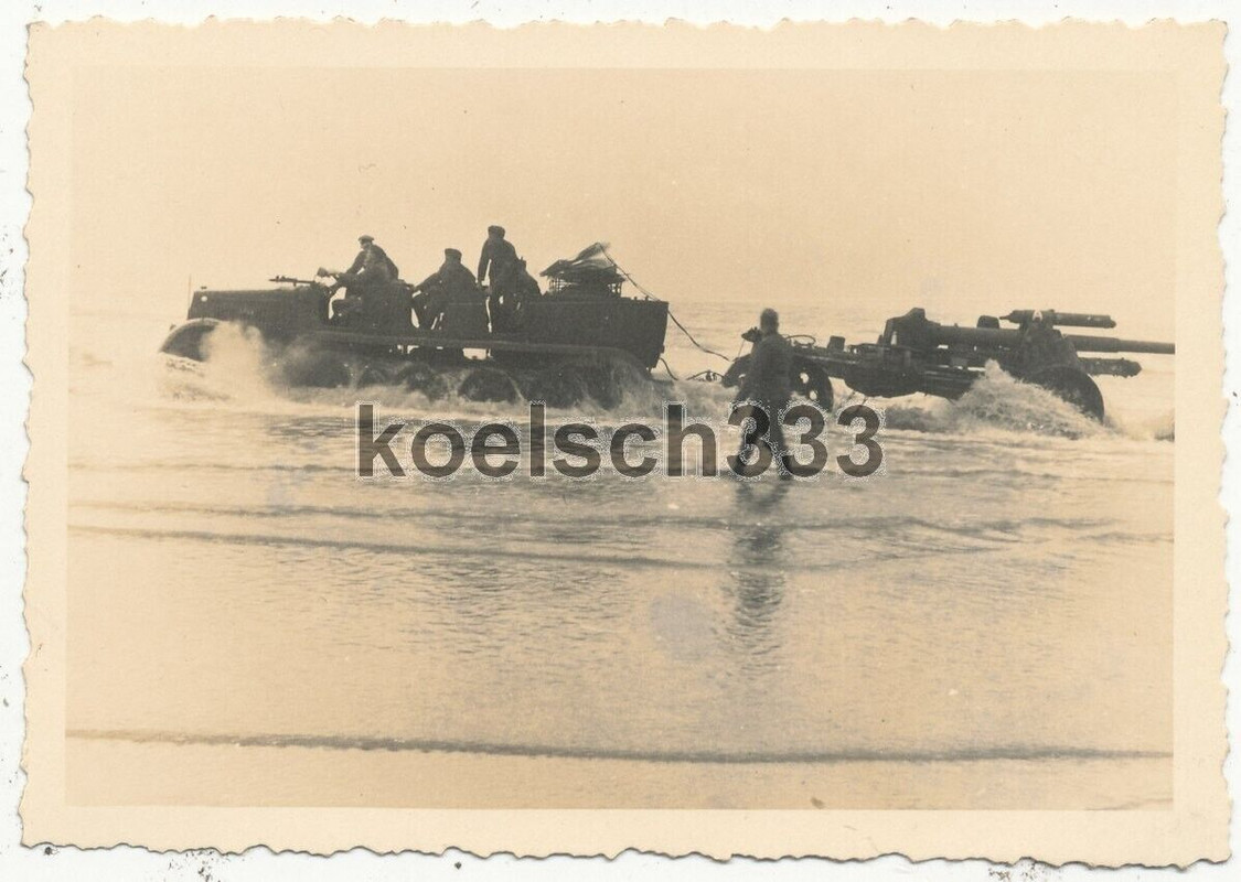 Foto Panzer Halbkette mit Artillerie Geschütz am Strand Kanalküste Frankreich