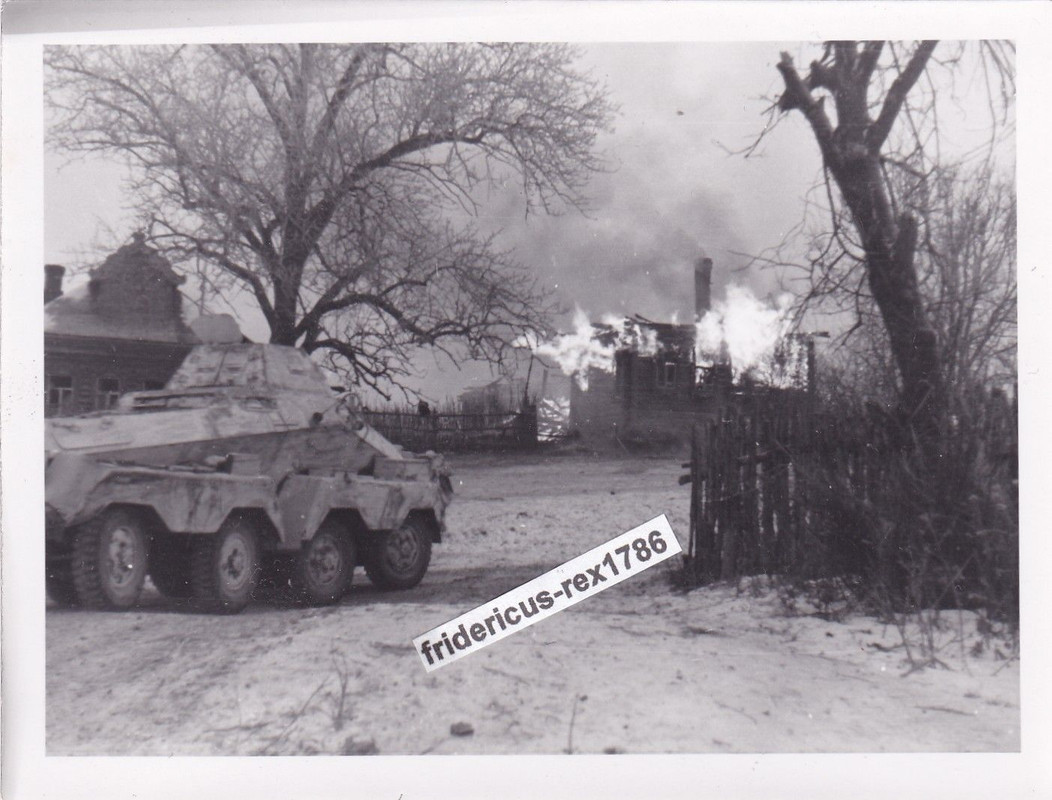 Foto Elitesoldaten im Osten Vormarsch 2. Pz. Div. Panzerspähwage