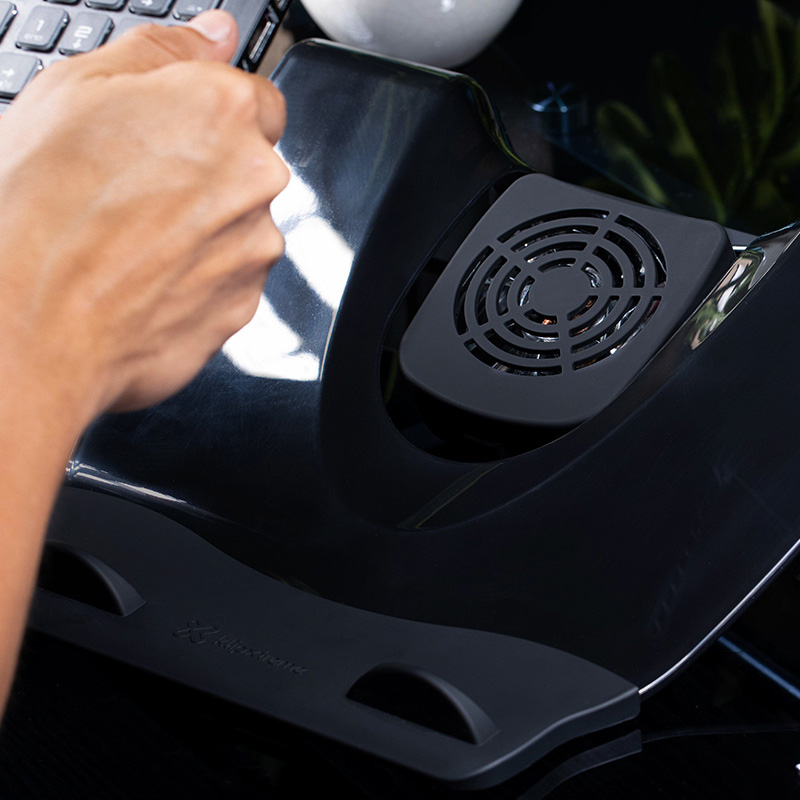 Base de enfriamiento Klip Xtreme KNS-110B con una laptop encima.
