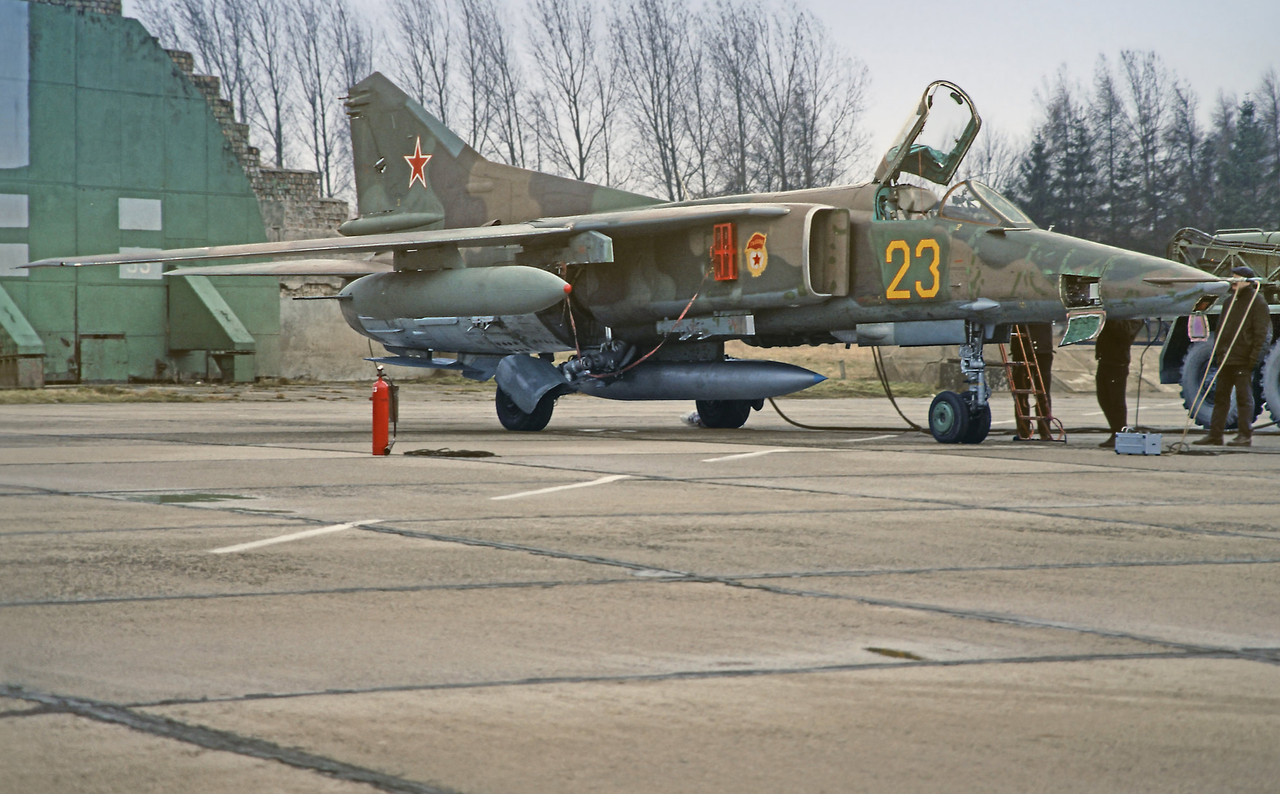 19 GvAPIB Mig-27D Yellow 23_61912561300 (3)