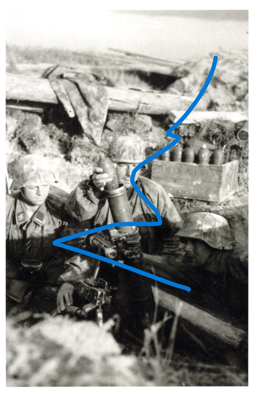 Foto Deutsche Soldaten in Camo laden Mittlere Granatwerfer im Osten 1944