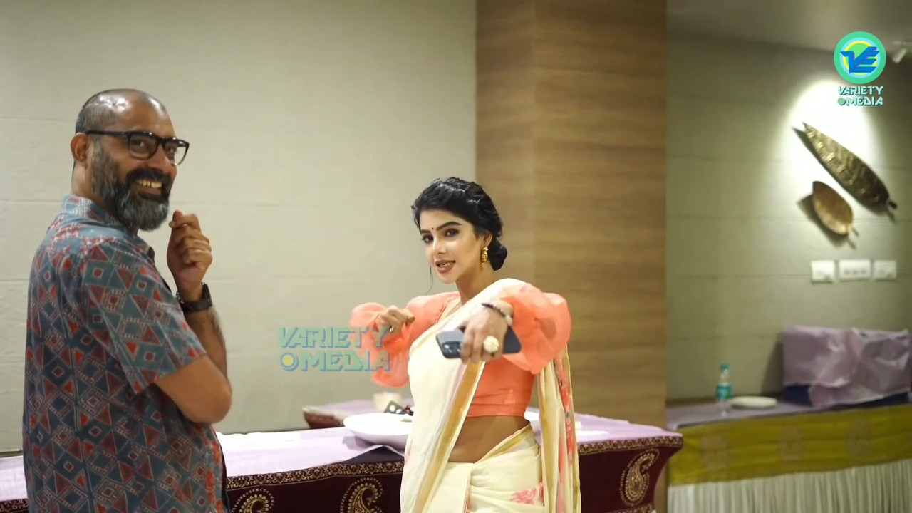 Pavithra Lakshmi Sexy Big Wide Navel in Saree from an event.mkv_snapshot_00.41.068