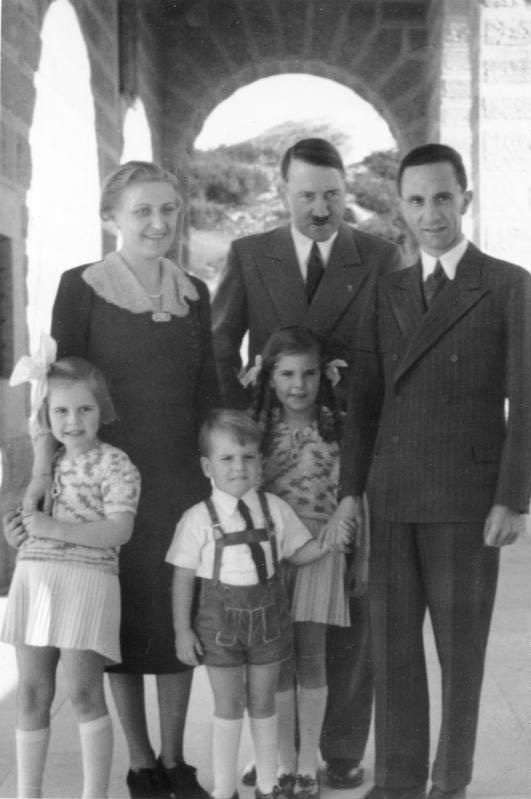 Les aveux des femmes de criminels nazis - Page 2 Magda-Obersalzberg-Besuch-Familie-Goebbels-bei-Hitler