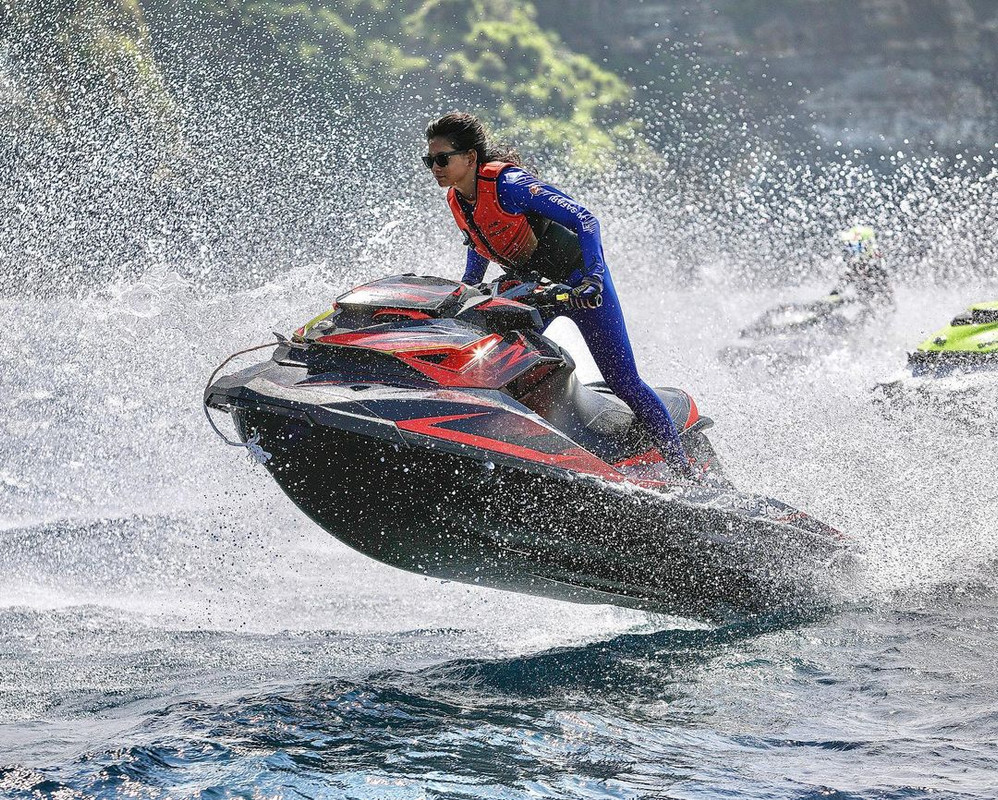 Gemar olahraga, ini 7 potret kece Anindya Putri saat bermain jet ski
