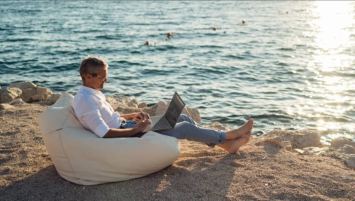 Viral: Hombre trabajando en el mar durante sus vacaciones
