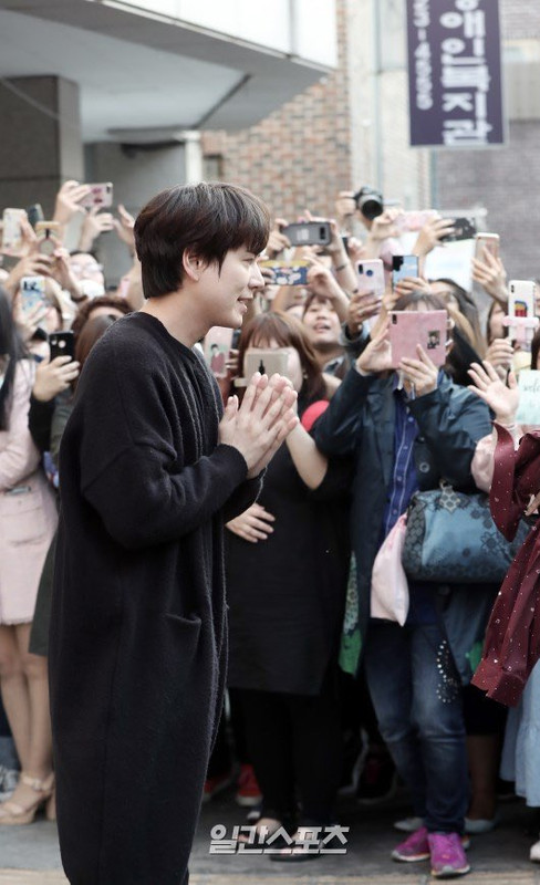 D59NLkUUwAIn8o8.jpg large