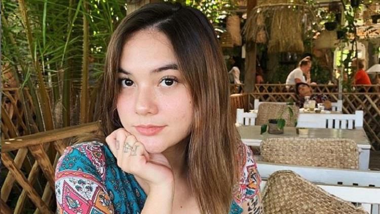 model-seksi-demi-langston-unggah-foto-di-kolam-renang-169.jpg