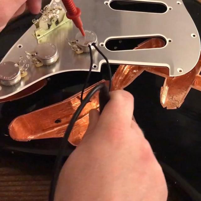 grounding the shielding in an electric guitar