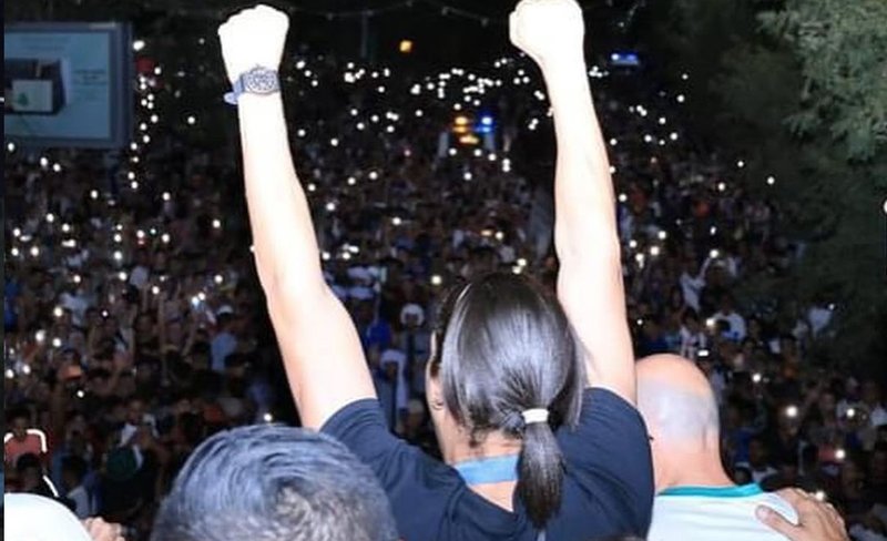 Стотици посрещнаха Иман Хелиф в Алжир