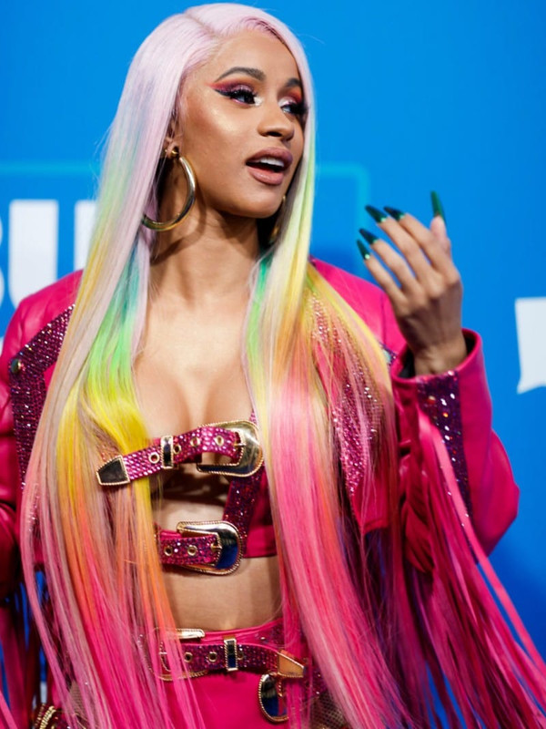 Cardi B se vuelve juez y casa a dos mujeres en su programa de Internet