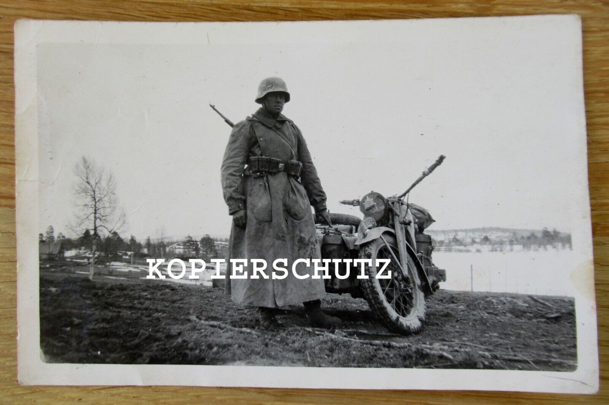 Foto  Kradmelder mit Motorrad  Edelweiß auf dem Scheinwerfer