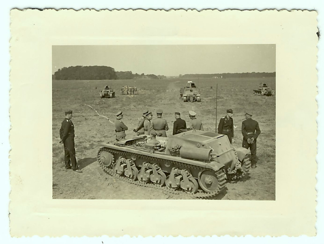 Orig. Foto (1) Panzer HOTCHKISS mit Offizieren B