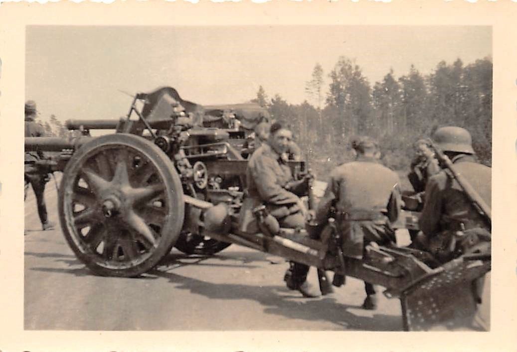 Foto Wehrmacht Soldat mit Geschütz Pause in Rußland Ostfront