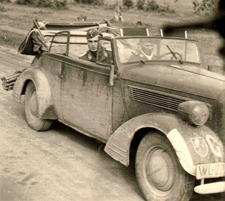 Org.Foto, Luftwaffe Offizier Pilot im PKW Cabrio mit Wappen und G, Kennung, 2WK